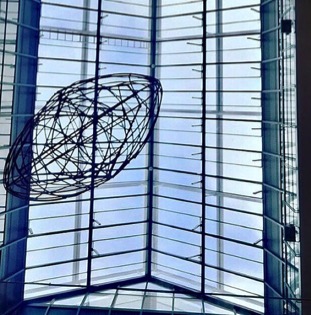 Hängande skulptur på Bonnierförlaget