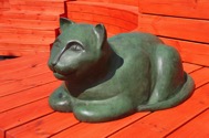 Katt med inrullade tassar