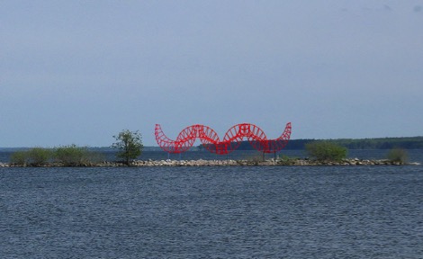 Vågharpa, skulptur i lackerat järn